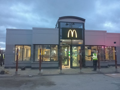 Project: McDonalds Airside.
Kingspan KS1000 LP Lo-pitch roof panel, Kingspan Optimo wall panel.